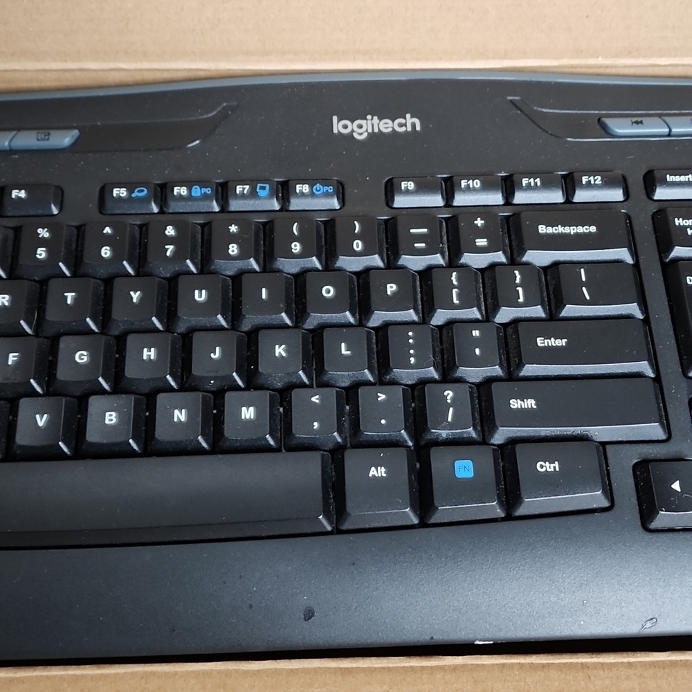 💧LOGITECH | KEYBOARD - Picture 3 of 6